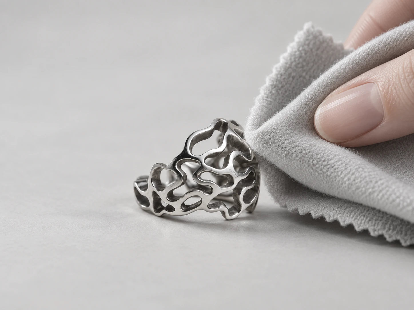 Chiffon doux utilisé pour polir une bague sculpturale en argent