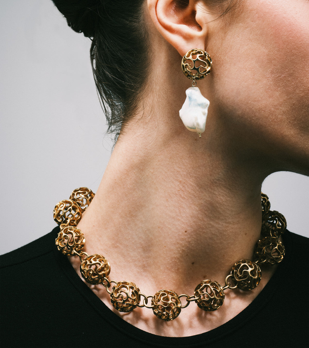 AION Choker in gold vermeil worn close to the neck