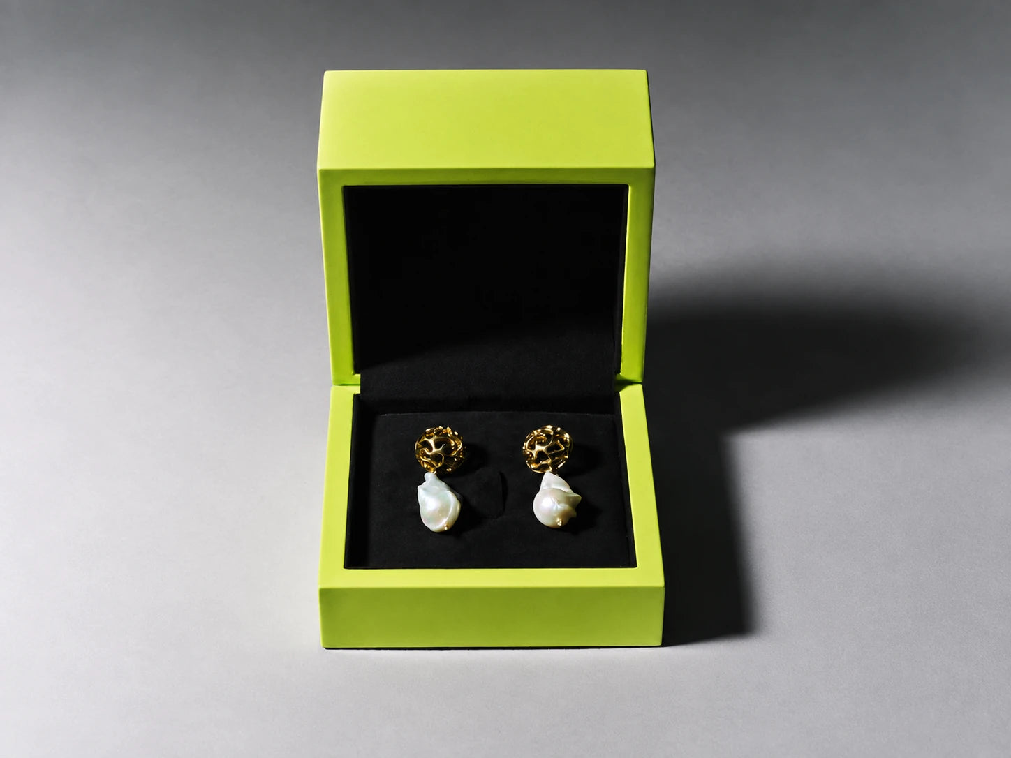 Boucles d’oreilles en vermeil et perles dans un écrin vert Nowar Studio ouvert